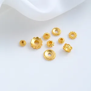 Detailopname van vergulde lotus- en mantra-afstandskralen voor handgemaakte DIY-sieraden