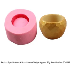 Vue détaillée du moule en silicone rose à côté d'un mini pot de succulente géométrique doré