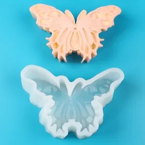 Detalle del molde de silicona de mariposa 3D y jabón artesanal color melocotón