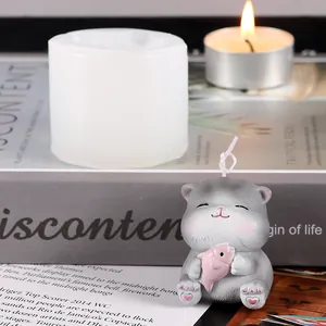 Detailansicht der Silikonform für Katzenkerzen mit fertiger Katze und rosa Fisch