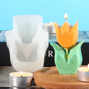 Vista dettagliata dello stampo in silicone a tulipano con candela gialla fatta a mano