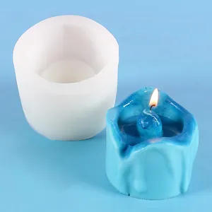 Vista dettagliata di uno stampo in silicone bianco e di una candela blu sciolta finita