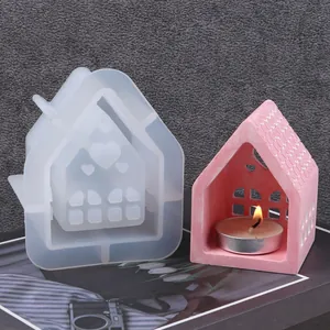 Molde de silicona con forma de casa para resina con un portavelas rosa terminado ya