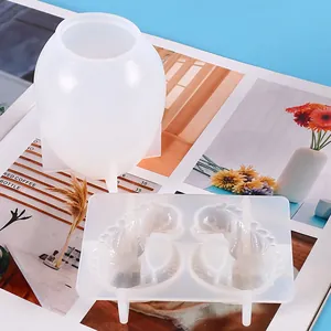 Primer plano de moldes de silicona DIY con forma de huevo y patrones animales para artesanía
