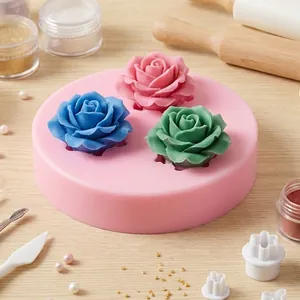 Dettaglio di uno stampo in silicone a 3 fori con fiori in pasta di zucchero colorati.