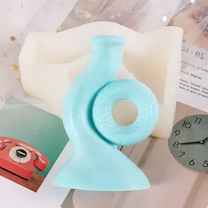 Détail de la forme en silicone abstraite et de l'ornement décoratif en plâtre bleu clair