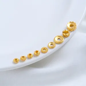Detailweergave van verschillende vergulde koperen spacers en lotusbedels voor DIY-sieraden.