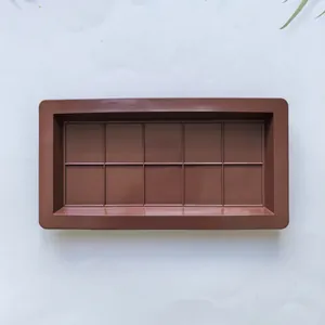 Vue détaillée d'un moule à chocolat rectangulaire en silicone marron à 10 cavités
