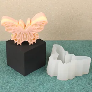 Vista detallada del molde de silicona de mariposa junto a una mariposa de cera terminada