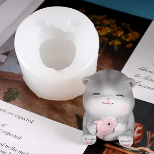 Nahaufnahme einer DIY-Katzen-Silikonform neben einer fertigen Kätzchen-Gipsfigur