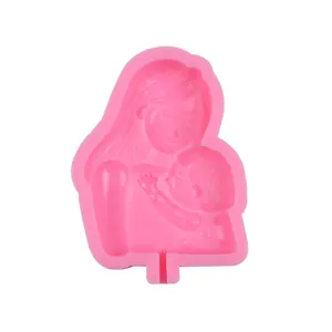 Detail einer rosa Silikonform mit Mutter-Kind-Umarmung für die Kerzenherstellung