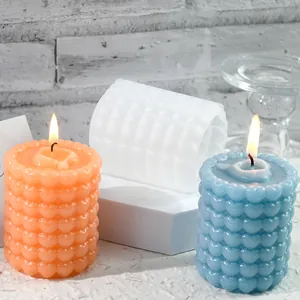 Détail du moule en silicone en forme de cœur avec bougies finies bleues et oranges