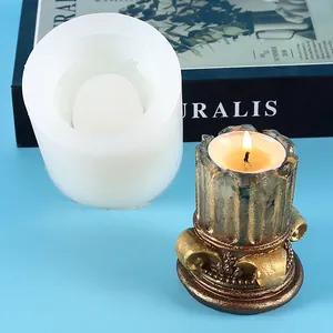 Molde de silicona para candelabros de columna romana vintage con una vela encendida ya