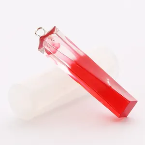 Vue détaillée montrant un moule en silicone pour pendentif et un pendentif en résine rouge