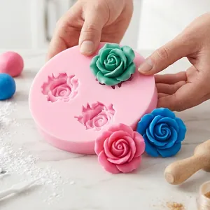 Vista macro di uno stampo in silicone rosa a 3 cavità per creazioni fatte a mano