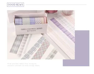 Gedetailleerd overzicht van de washi-tapeset met ruitpatroon in doos en op papier