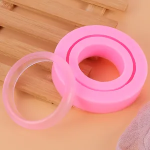 Vista dettagliata dello stampo in silicone per bracciali con anello in resina su legno