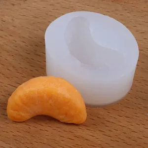 Detailaufnahme der Silikonform für Orangenkerzen mit einem fertigen Wachs-Fruchtstück