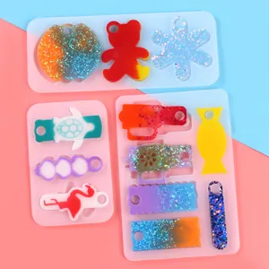 Vue détaillée de moules en silicone pour résine avec formes d'ours, tortue et flamant rose.