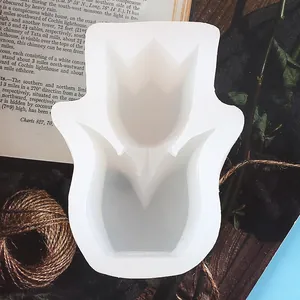 Vista dall'alto di uno stampo in silicone 3D bianco a forma di tulipano per candele fai-da-te