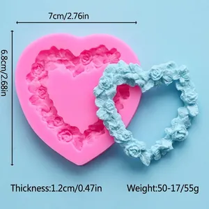 Detaillierte Produktansicht mit Maßen der Rosenherz-Silikonform, Größe 7cm x 6,8cm.