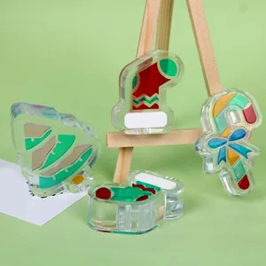 Fertige DIY-Weihnachtschmuckstücke aus Harz in Form von Baum, Socken und Zuckerstangen