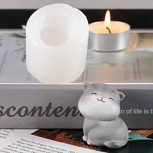 Detail einer Katzen-Silikonform und einer niedlichen grauen Kätzchenfigur