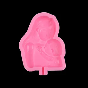 Detailansicht des Mutter-Kind-Umarmungsdesigns auf einer rosa Silikonform