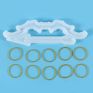 Vista dettagliata dello stampo in silicone per arco e freccia con dieci elastici DIY