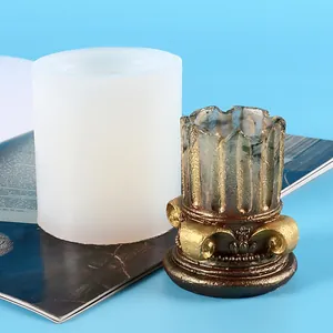 Detalle del molde de silicona de columna romana con portavelas terminado en oro viejo