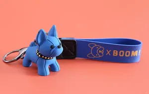 Vue détaillée d'un porte-clés bouledogue français bleu en résine avec sangle souple.