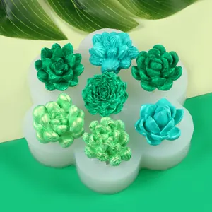Vista detallada de varias velas de aromaterapia con forma de suculenta en molde de silicona