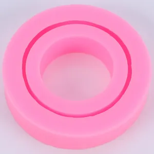 Dettaglio dello stampo in silicone rosa a cerchi concentrici per scatole portagioie fai da te