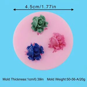 Vista macro dettagliata di uno stampo in silicone rosa a 3 rose con le sue misure