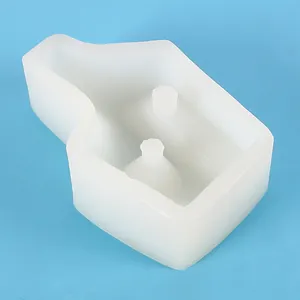 Gros plan d'un moule en silicone de bouteille géométrique pour bougies et plâtre DIY