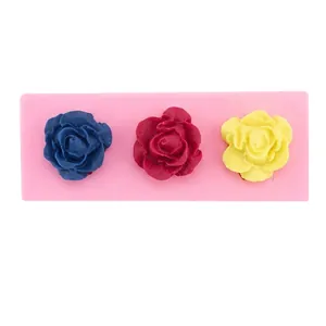 Vue macro détaillée de formes de roses colorées créées avec le moule DIY en silicone rose