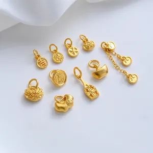 Gedetailleerde weergave van gouden bedeltjes voor DIY sieraden met traditionele motieven