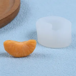 Detailansicht der Silikonform für Früchte mit einem fertigen Orangenstück aus Kerzenwachs