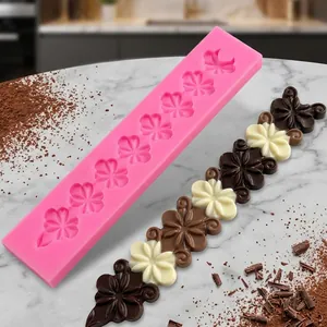 Detalle macro del molde de silicona flor de cerezo 3D con flores de chocolate listas