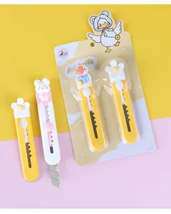 Gros plan de mini cutters mignons avec des motifs de fleurs et de personnages de lapin
