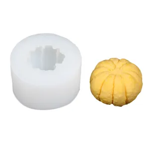 Dettaglio di uno stampo in silicone a forma di zucca con modello di zucca in cera gialla