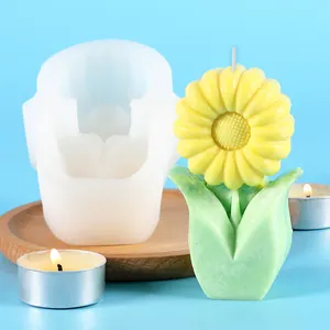 Dettaglio dello stampo in silicone per candele a fiori con candela girasole.