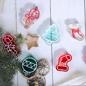 Detailaufnahme von bunten, transparenten Weihnachtsanhängern aus Harz auf weißem Holzuntergrund