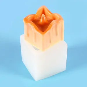Vista macro dettagliata dello stampo in silicone quadrato per candele fatte a mano