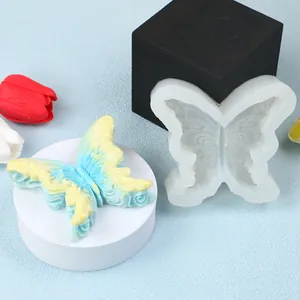 Molde de silicona con forma de mariposa para hacer jabones y velas manuales.