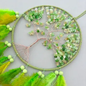 Handgemaakte Tree of Life dromenvanger met groene kristallen en felgekleurde veren