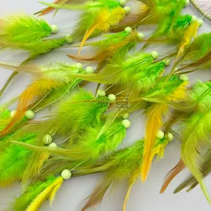 Handgemaakte dromenvanger in Scandinavische stijl met groene en gele veren en kralen