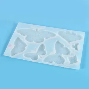 Dettaglio dello stampo in silicone traslucido per resina con forme di farfalla