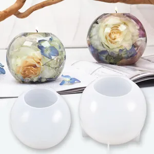 Zwei Kugel-Silikonformen für DIY-Kerzenhalter, gezeigt mit Beispielen aus Blumenharz