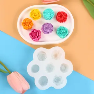 Vista detallada del molde de silicona de 7 flores con rosas de cera de colores